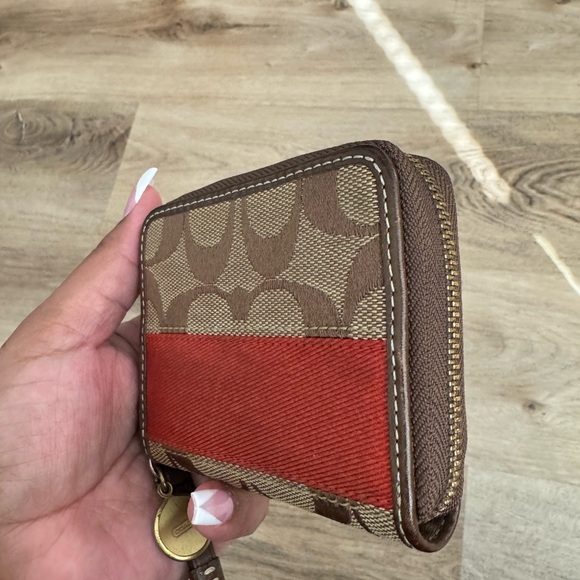 Essential Small Zip Around Card Case In Signature Canvas - Picture 2 of 9